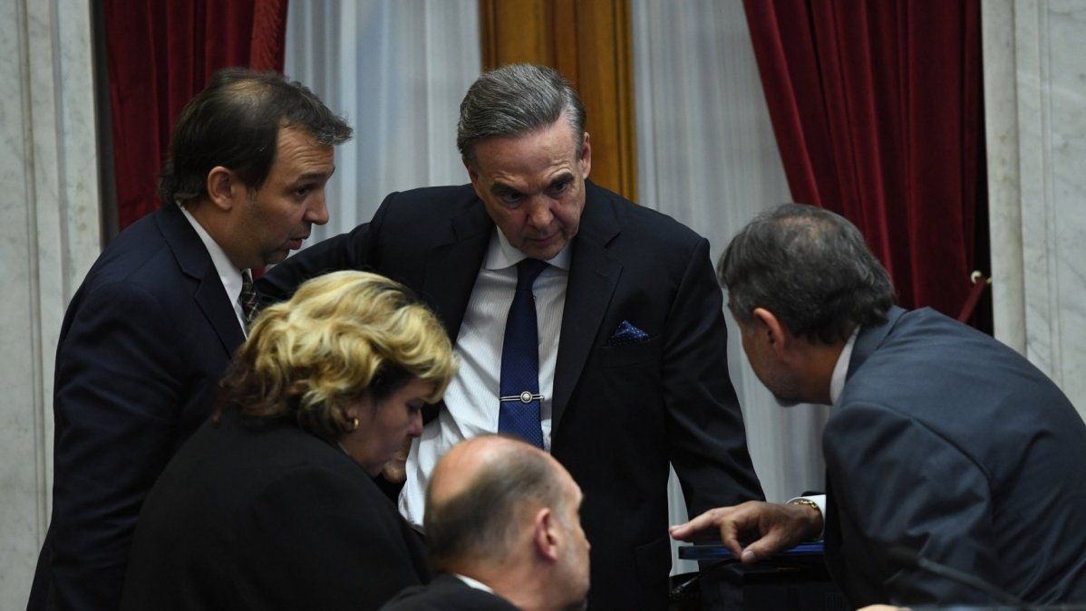 Después de 13 horas de sesión, la oposición sancionó la ley de tarifas