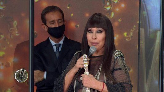 Moria Casán y el blooper al aire con su vestido: Se me engancha todo