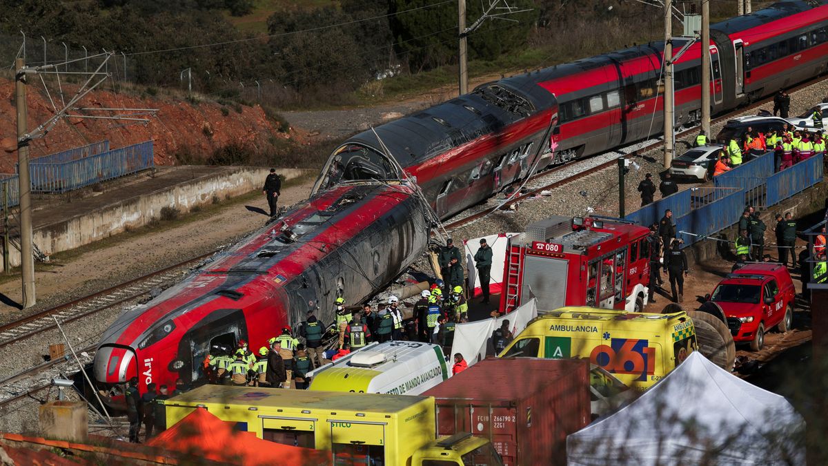 El tren descarrilado en un incidente con casi 40 muertos y la cifra puede seguir en aumento. (foto: Reuters)