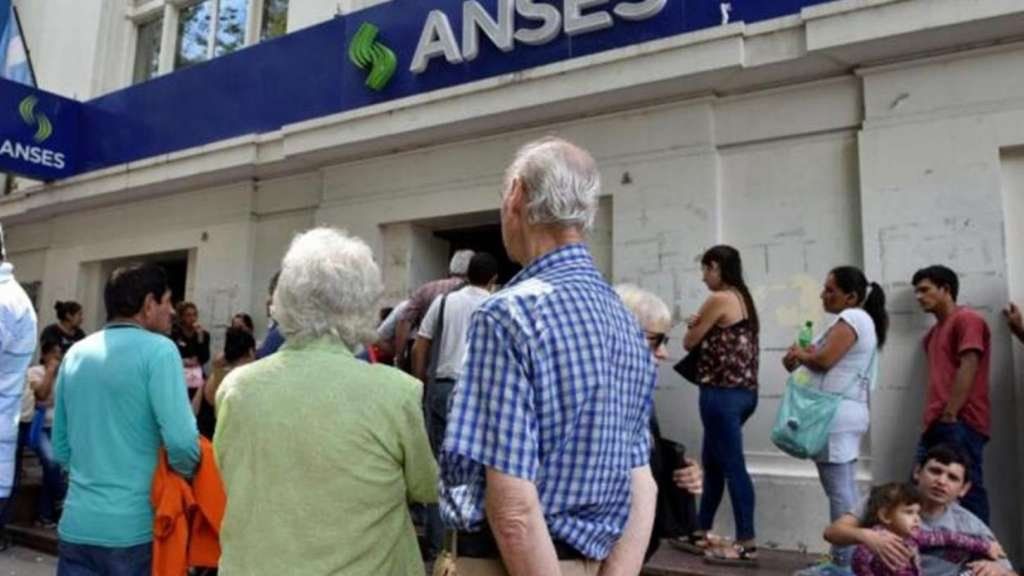 ANSES: quejas de los jubilados por qué no todos están cobrando $5.000 por el bono navideño