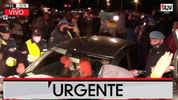 Huevazos, escraches y sentadas: los vecinos de Pilar impidieron el ingreso de Lázaro Báez