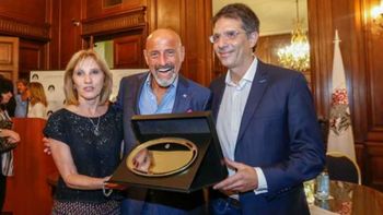 Polémica en el bar fue homenajeado en la Legislatura por su trayectoria en la televisión