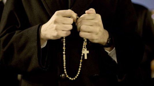 Una nena de 10 años grabó cuando un sacerdote abusó sexualmente de ella
