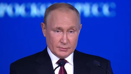 Vladimir Putin acusó a Estados Unidos de tratar al mundo como su patio trasero y proclamó el fin del mundo unipolar
