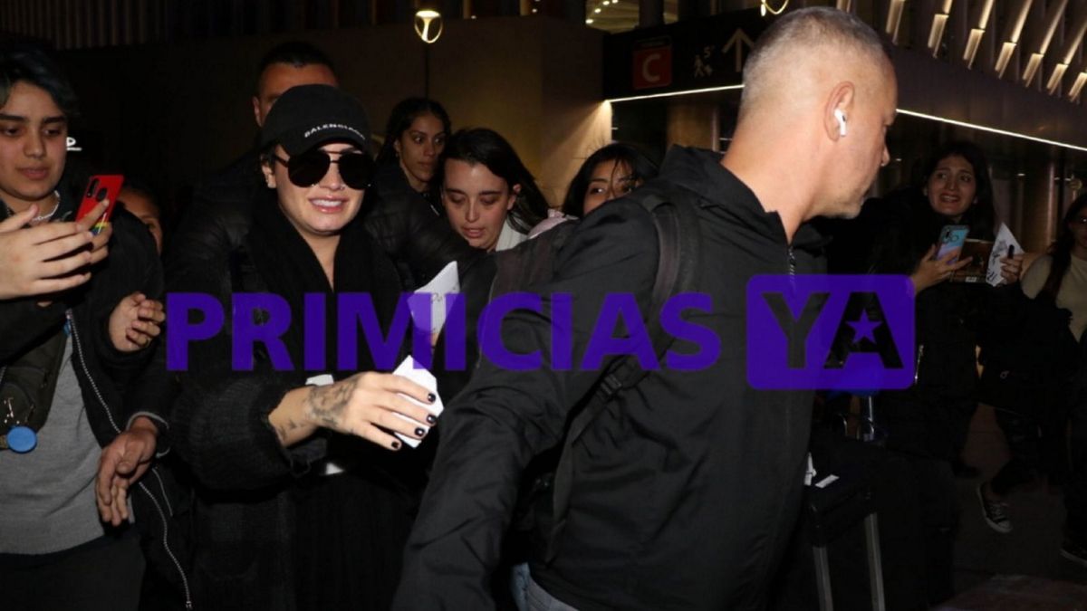 De gorrita negra y anteojos oscuros, Demi Lovato posó sonriente para las cámaras tras aterrizar en Buenos Aires.