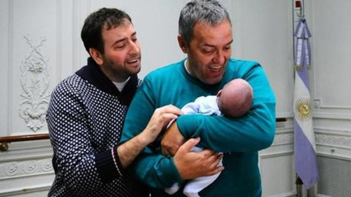 Leonardo e Ignacio querían ser papás. Su amiga Cintia aceptó ayudarlos y llevó el embarazo. Juan Pablo nació el 4 de junio de 2015. 