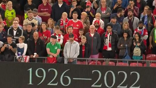 Murió la Reina Isabel II: el estremecedor minuto de silencio en Old Trafford