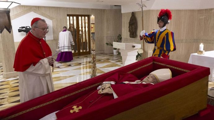 Miles de fieles participaron en un rezo en la Plaza de San Pedro por la muerte de Francisco
