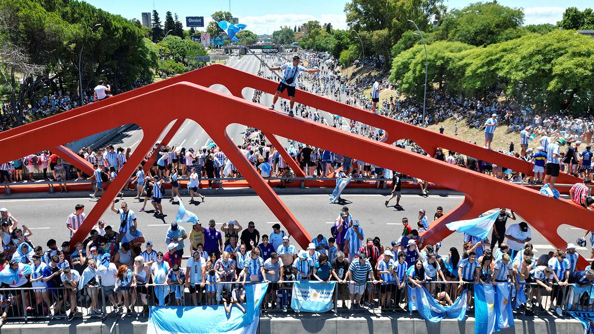 Un hincha flamea una bandera argentina sobre uno de los puentes de la General Paz (Foto: Télam).