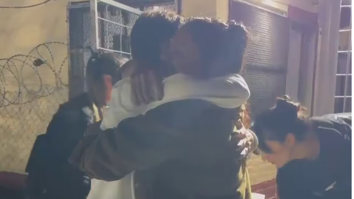 Mayra Mendoza esper&oacute; a su mano derecha fuera del penal de Ezeiza.