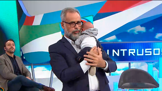 Jorge Rial presentó a su nieto en la televisión y el bebé lo vomitó en el saco