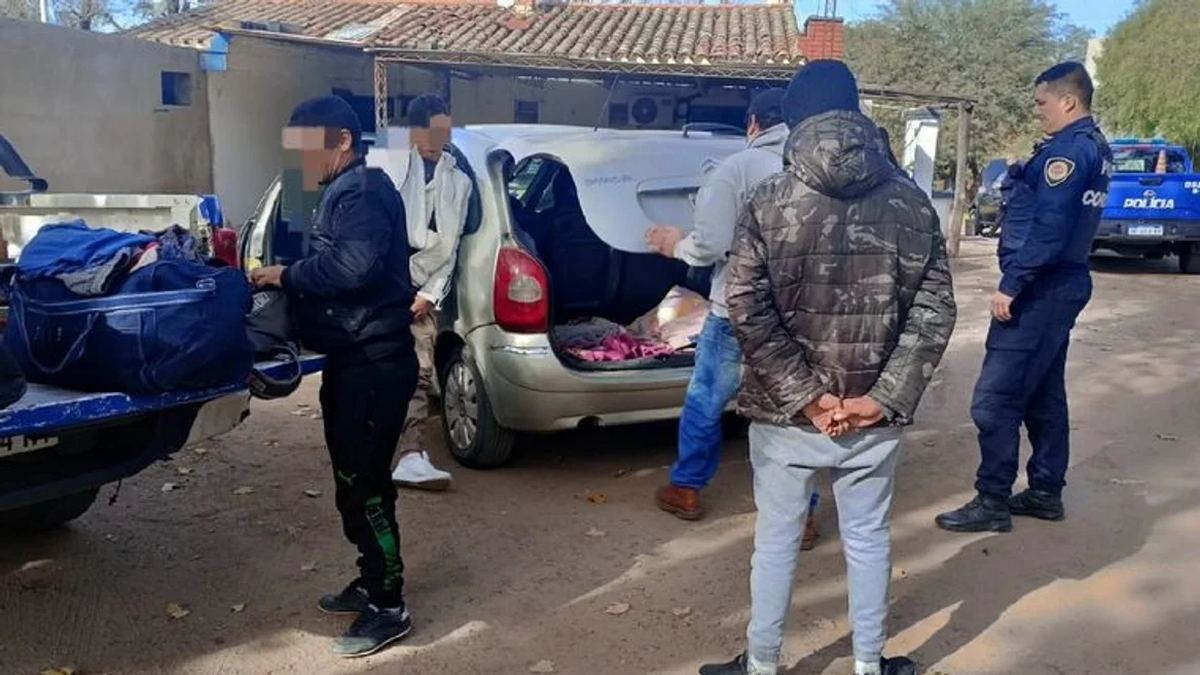 El momento de la detención del hombre que trasladó a su hija en el baúl. (Foto: NA)