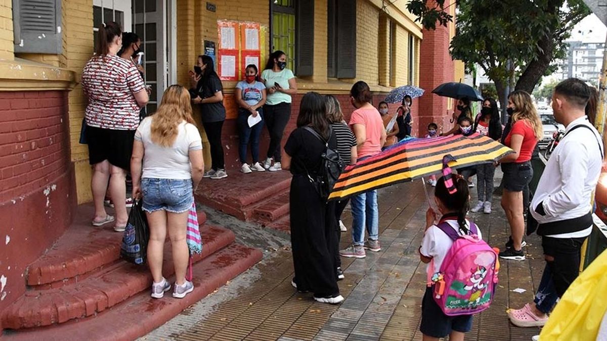 A los docentes que no cumplan con el PCR o la vacunación “se les computará una falta injustificada con el consiguiente descuento salarial”