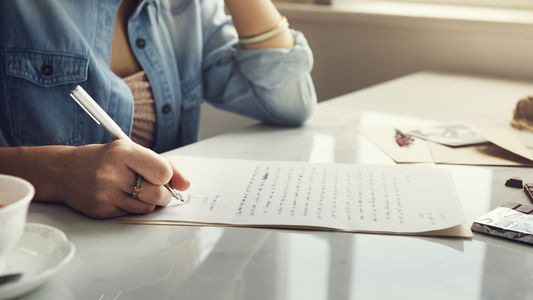 Una mujer encontró una carta que escribió para su futuro esposo y se llevó una gran sorpresa