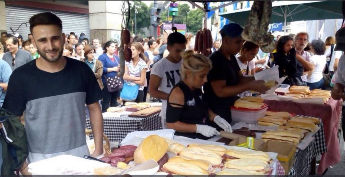 Maxi, el chico de los sanguches que se volvió viral, montó un puesto en la marcha de ayer y salió hecho