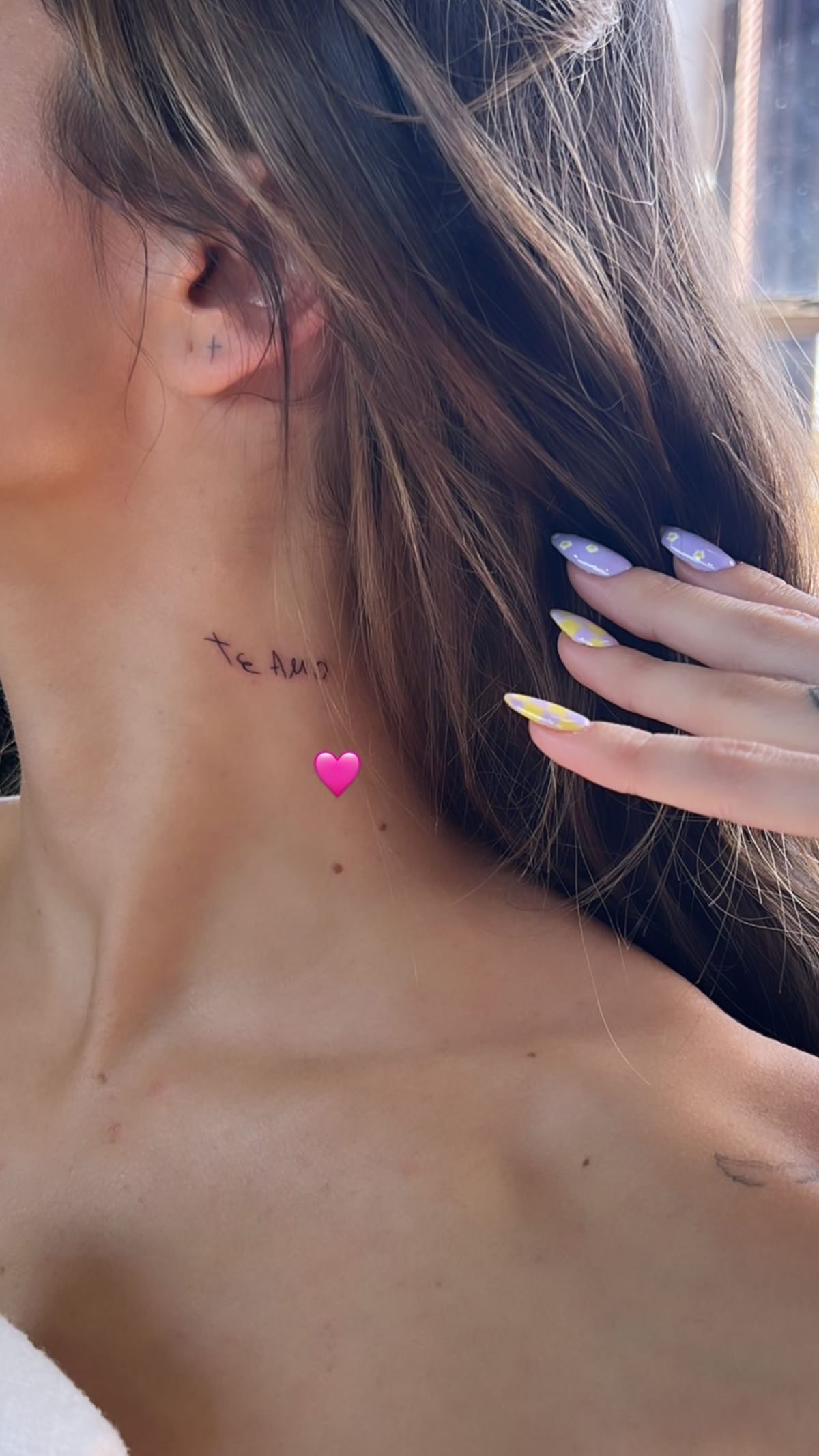 El profundo significado detrás del tatuaje en el cuello de Tini Stoessel