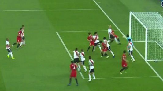 A puro reflejo Lux salvó a River, que volvió a sufrir la pelota parada