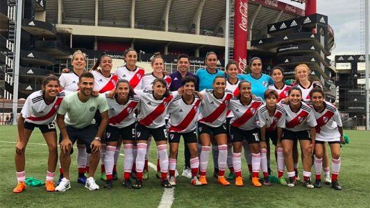 Gallardo y Ponzio salieron al campo de juego junto al equipo femenino de River
