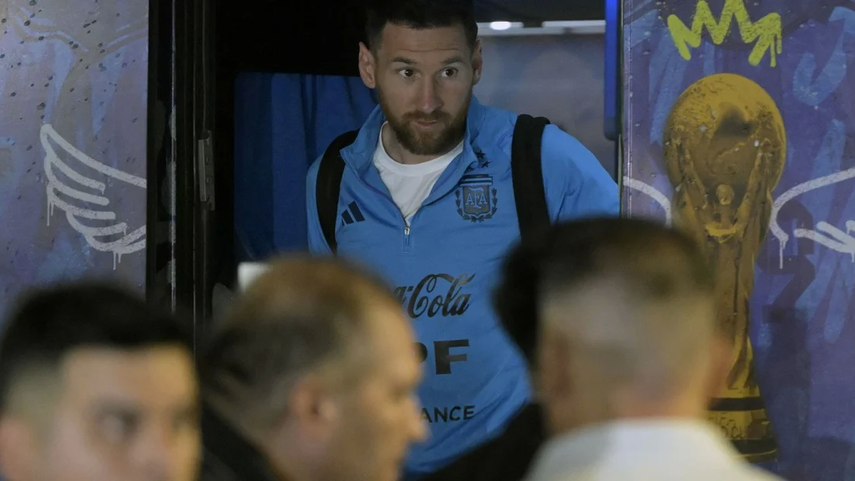 Lionel Messi en su llegada a Santiago del Estero. (Foto: AFP)&nbsp;