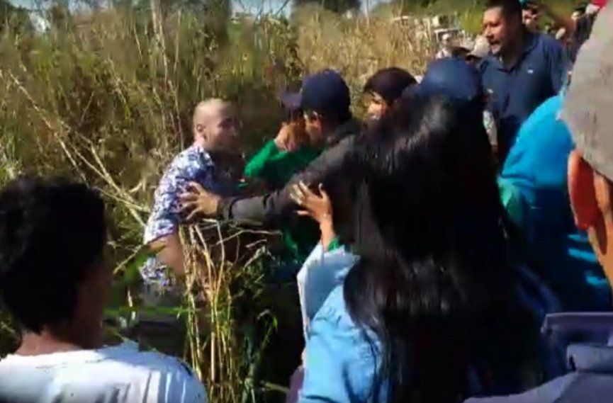 Piñas, patadas, insultos y empujones: turistas y piqueteros se enfrentaron en Misiones