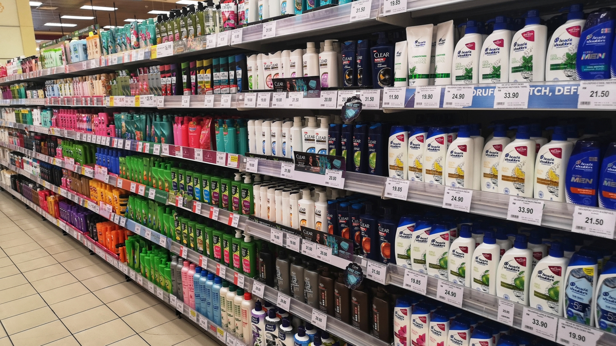 Ordenan retirar de todos los supermercados del país este popular shampoo por contaminación de una bacteria