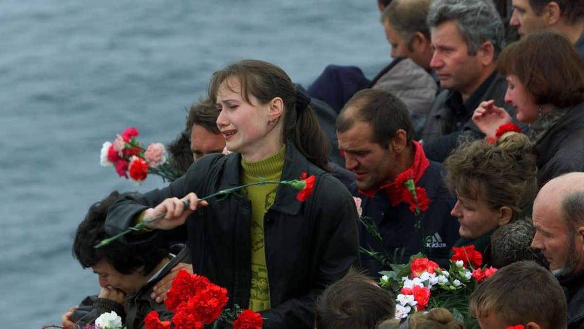 Los familiares de los marineros días después de la tragedia. 