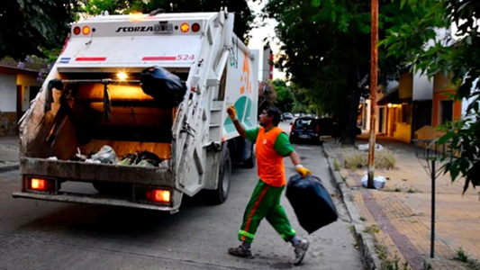 Dolor total por el recolector de basura: se cayó en pleno trabajo y pasó una verdadera tragedia
