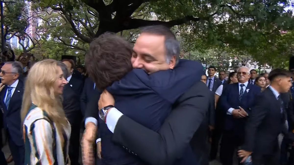 El abrazo de Javier milei con el jefe de Gabinete