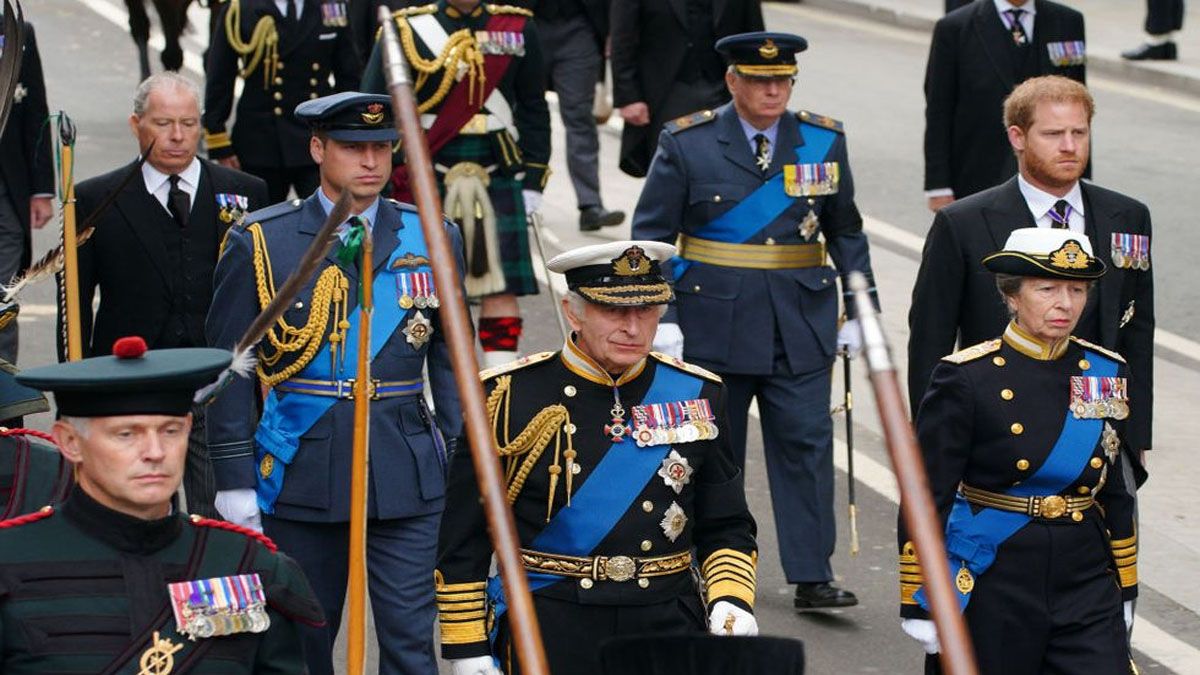 La familia real, de procesión tras el ataúd de la reina (Foto: Gentileza Town & Country)