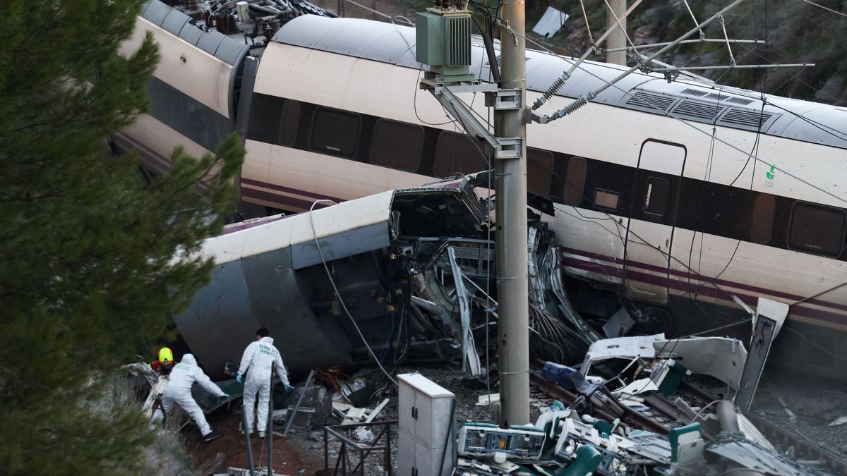 Identifican a los muertos de la tragedia mientras sigue la investigación por el origen del choque de trenes. (Foto: Reuters)