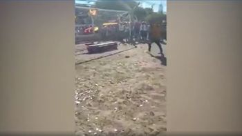 Video | Velorio impactante: le patearon penales a un muerto en un cajón