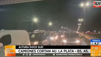 La autopista Buenos Aires-La Plata está cortada y colapsada por una protesta de camiones