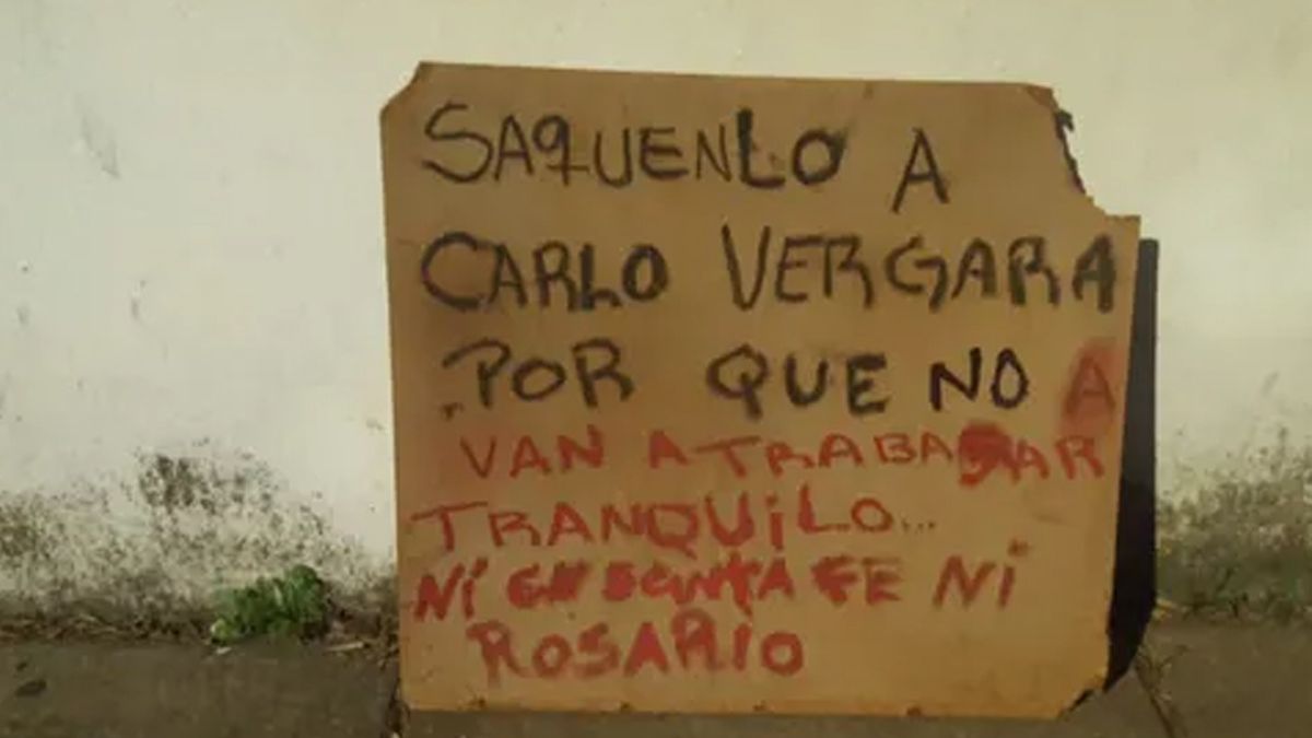 Uno de los mensajes mafiosos encontrados en las sedes de la Uocra baleadas en Santa Fe. (Foto: UNO Santa Fe) Uno de los mensajes mafiosos encontrados en las sedes de la Uocra baleadas en Santa Fe. (Foto: UNO Santa Fe)