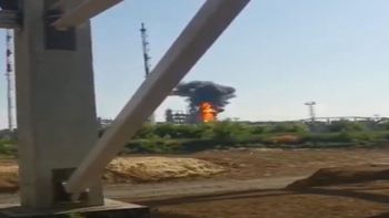 El momento en que el drone estalla en parte de la refinería rusa (Foto: Gentileza ABC)
