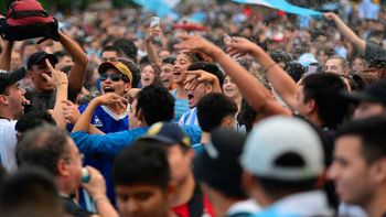 Le robaron en medio de los festejos de la 9 de Julio: se lo devolvió y le dio un abrazo