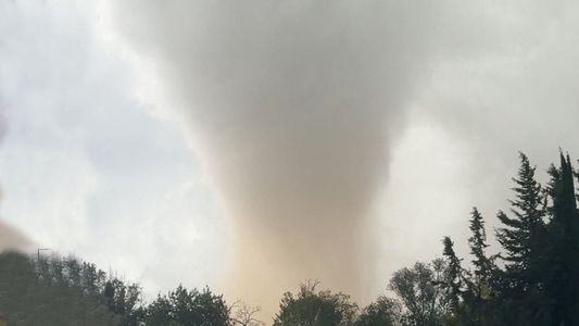 Un fuerte tornado con vientos de 200 km por hora devastó un pueblo y dejó 41 heridos