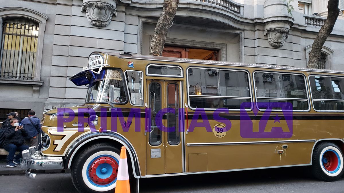 Los conductores de la línea 39, que tanto querian al humorista, llevaron un viejo colectivo para homenajearlo. Crédito: RS Fotos.&nbsp;