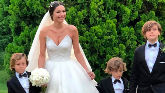 La imagen más tierna de la boda: Pampita vestida de novia junto a su tres hijos