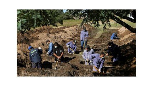 Empleados del sector funerario exigen que los vacunen contra el COVID-19 y amenazan con parar