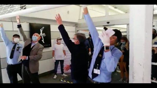 Adultos e incluso niños hicieron largas colas para ingresar a un Shopping en su primer día de reapertura