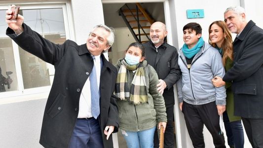 Alberto Fernández, Jorge Ferraresi y Mario Secco entregaron 224 viviendas en Ensenada