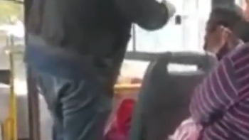 Video: Un joven subió al colectivo sin barbijo y lo bajaron a golpes
