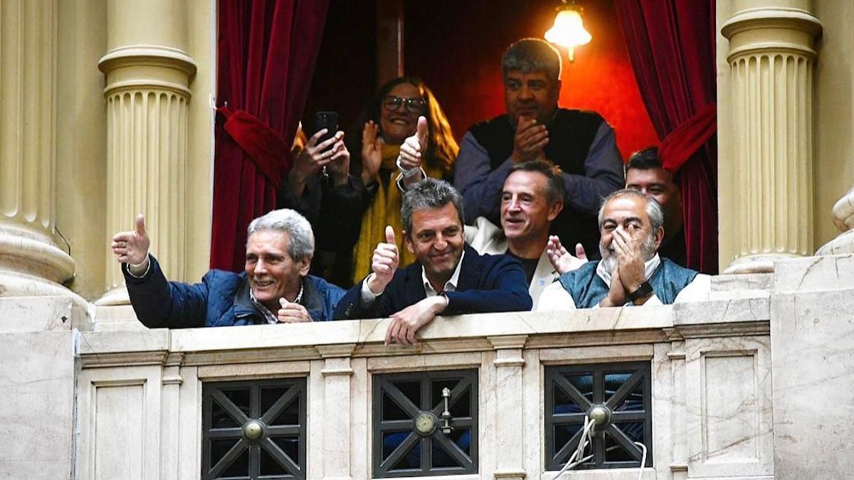 Massa, anoche, en el Congreso, rodeado de dirigentes sindicales, mientras Diputados debatía el proyecto de Ganancias (Foto: Ministerio de Economía).