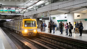 Milagro en el subte: un jubilado de 80 años sobrevivió tras ser impactado por una formación en la línea B