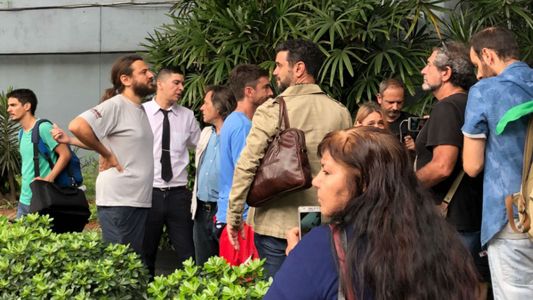 Militantes ingresaron por la fuerza al edificio del Trece