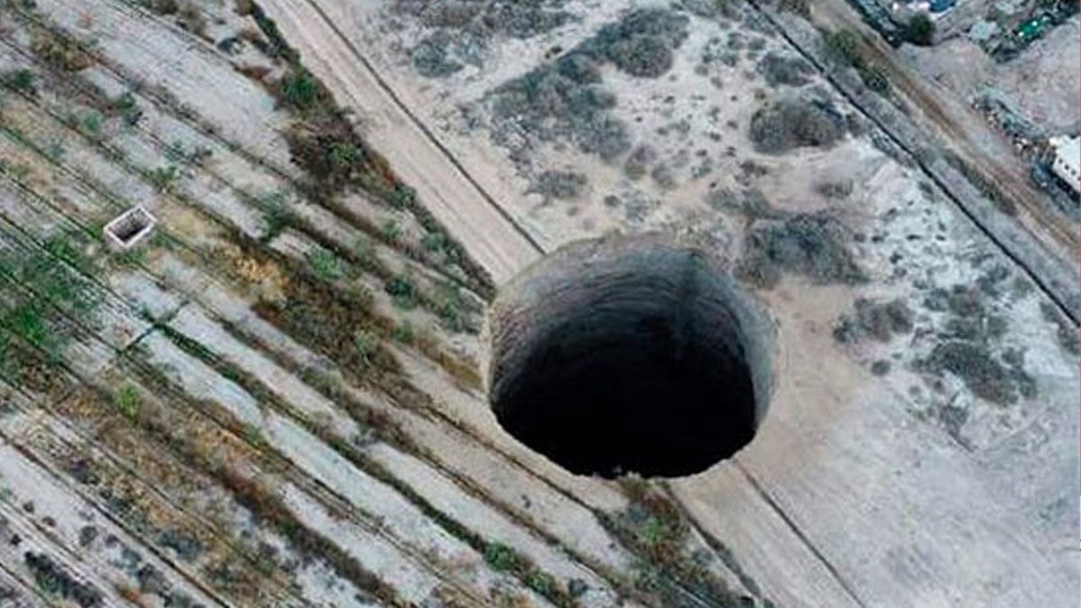En el norte de Chile se abrió un socavón de 32 metros de diámetro y 64 metros de profundidad (Foto: Gentileza El once internacionales)