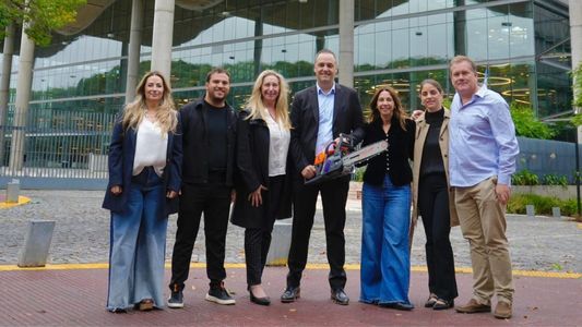 Primer acto de campaña de Adorni: llevó una motosierra con Karina a la sede del gobierno porteño