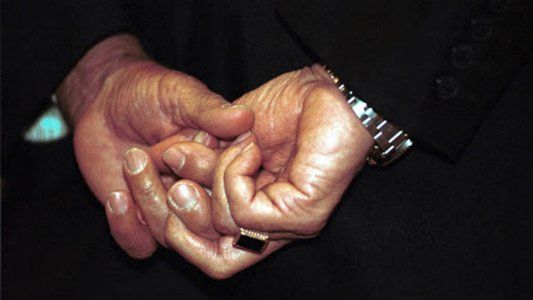 Le robaron el histórico anillo de oro y ónix a Carlos Menem: la familia desconfía del círculo íntimo