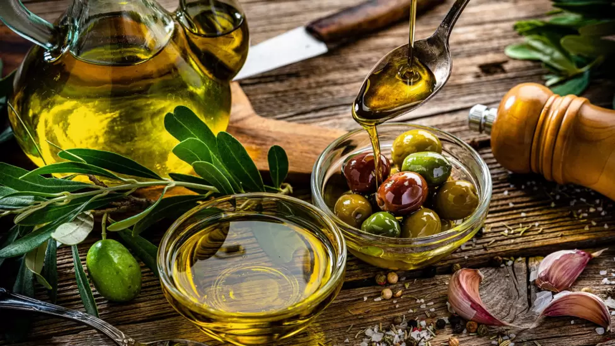El aceite de oliva extra virgen no solo aporta sabor a las comidas
