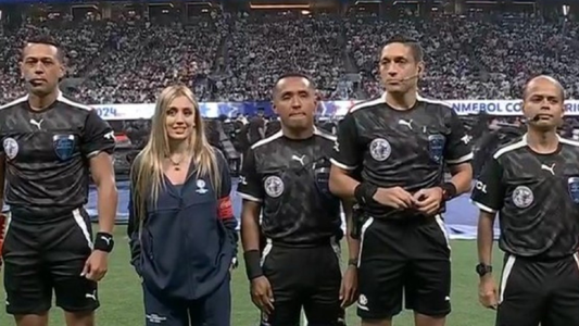 Qué hacía Morena Beltrán con los árbitros en el sorteo de capitanes de la Selección Argentina ante Canadá